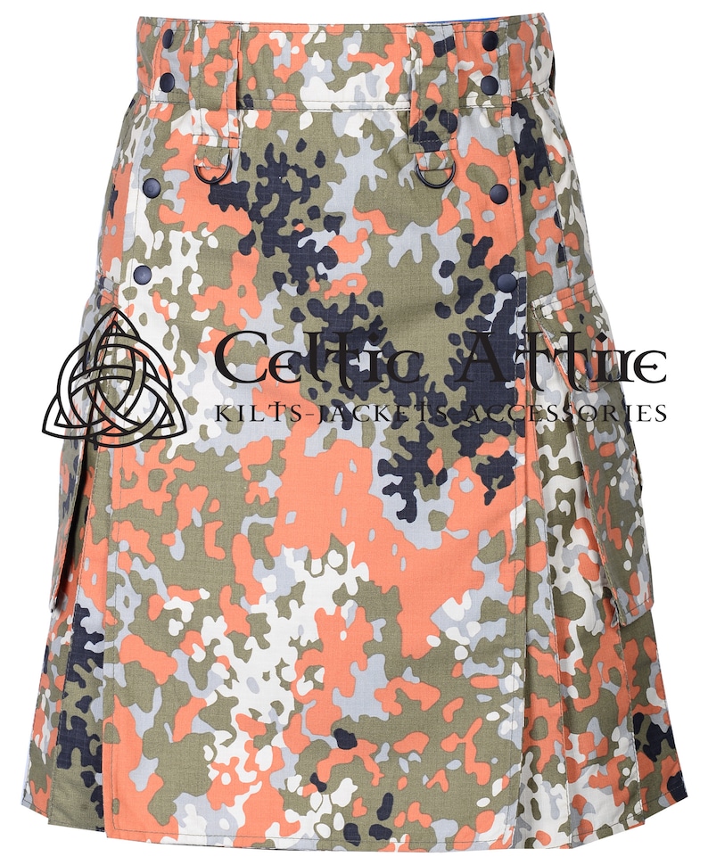 K&ouml;nnte beinhalten: Ein Tarnkilt mit einem gr&uuml;n-orange-wei&szlig;en Muster. Der Kilt hat ein keltisches Knotendesign auf der vorderen Tasche und den Text "Celtic Attire Kilts-Jackets-Accessories" unten.
