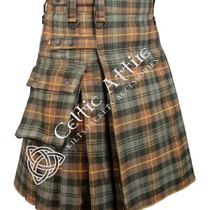 Peut inclure: Un kilt en tartan brun et vert avec une grande poche cargo &agrave; l'avant. Le kilt est dot&eacute; d'une ceinture en cuir avec des boucles et des anneaux m&eacute;talliques. Le kilt est pliss&eacute; et pr&eacute;sente un design de kilt traditionnel.