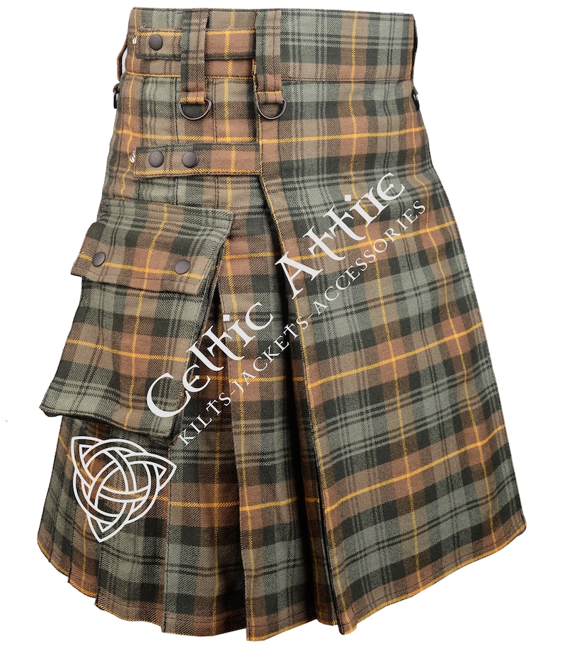 Peut inclure: Un kilt en tartan brun et vert avec une grande poche cargo &agrave; l'avant. Le kilt est dot&eacute; d'une ceinture en cuir avec des boucles et des anneaux m&eacute;talliques. Le kilt est pliss&eacute; et pr&eacute;sente un design de kilt traditionnel.