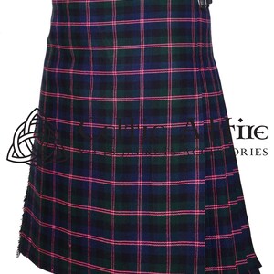 Könnte beinhalten: Ein traditioneller Kilt in einem grünen, blauen und pinkfarbenen Tartanmuster. Der Kilt hat ein Faltenmuster und eine Schnalle an der Seite.