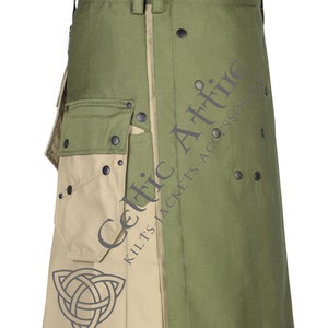 Op de afbeelding: Een groene en beige utility kilt met een grote cargozak en een Keltisch knoopontwerp. De kilt heeft een zwarte knoopsluiting en is gemaakt van een duurzame stof.