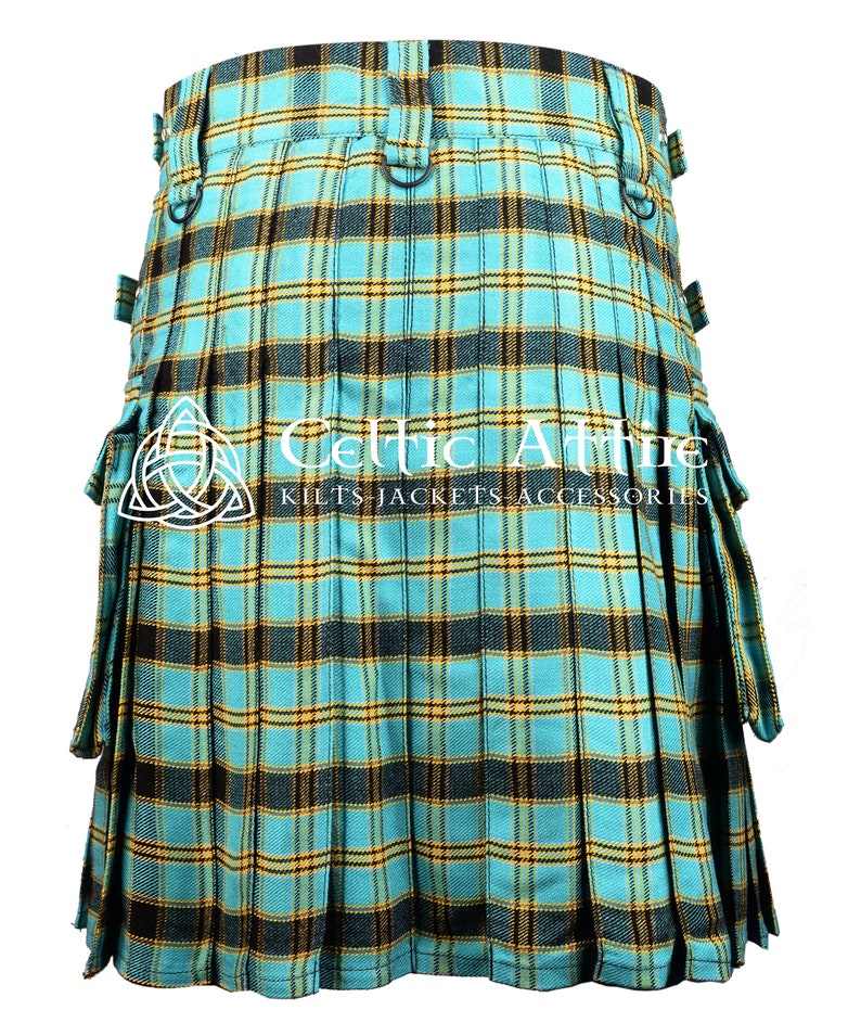 Puede incluir: Un kilt de tart&aacute;n azul, amarillo y negro con bolsillos cargo. El kilt est&aacute; plisado y tiene un cintur&oacute;n con hebillas. El texto "Celtic Attire Kilts Jackets Accessories" es visible en el kilt.