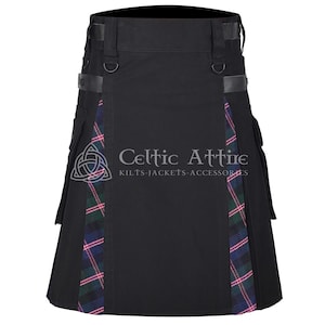 Könnte beinhalten: Schwarzer Kilt mit Tartan-Einsätzen auf der Vorder- und den Seiten. Er hat einen Gürtel- und Schnallenverschluss sowie Taschen. Der Text "Celtic Attire" ist auf der Vorderseite aufgedruckt. Produktkategorien sind Kilts, Jacken und Accessoires.