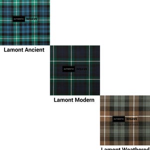 Pu&ograve; includere: Tre campioni di tessuto tartan: Lamont Ancient in verde e blu, Lamont Modern in blu navy e verde e Lamont Weathered in marrone e grigio. Ogni campione ha un'etichetta nera con il testo "AUTHENTIC WEAVE".