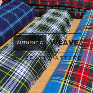 K&ouml;nnte beinhalten: Eine Auswahl an karierten Stoffrollen in verschiedenen Farben. Die Stoffe zeigen Muster mit blauen, gr&uuml;nen, roten und gelben Akzenten. Der Text "AUTHENTIC WEAVE BY EXOTIC ATTIRE" ist im Bild zu sehen.