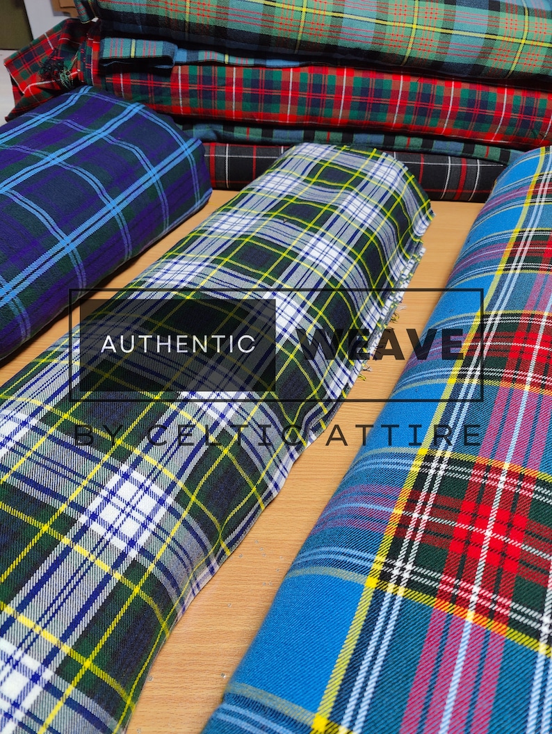 K&ouml;nnte beinhalten: Eine Auswahl an karierten Stoffrollen in verschiedenen Farben. Die Stoffe zeigen Muster mit blauen, gr&uuml;nen, roten und gelben Akzenten. Der Text "AUTHENTIC WEAVE BY EXOTIC ATTIRE" ist im Bild zu sehen.