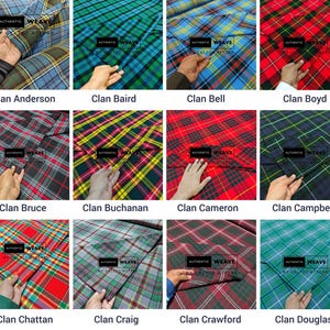 Puede incluir: Una colección de muestras de tela escocesa, cada una mostrando un patrón de cuadros único. Las telas están etiquetadas con nombres de clanes como "Clan Anderson", "Clan Baird" y "Clan Bell". Los colores varían del rojo y verde al azul y amarillo.