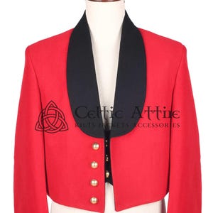Puede incluir: Chaqueta roja con cuello y puños negros, botones dorados. Un emblema negro es visible en el lado izquierdo y el texto "Celtic Attire". La chaqueta se muestra en un maniquí.