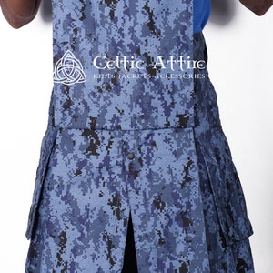 K&ouml;nnte beinhalten: Ein blauer und schwarzer Tarnkilt mit einem schwarzen Knopf und zwei Taschen an den Seiten. Der Kilt tr&auml;gt den Text "Celtic Attire Kilts-Jackets-Accessories".