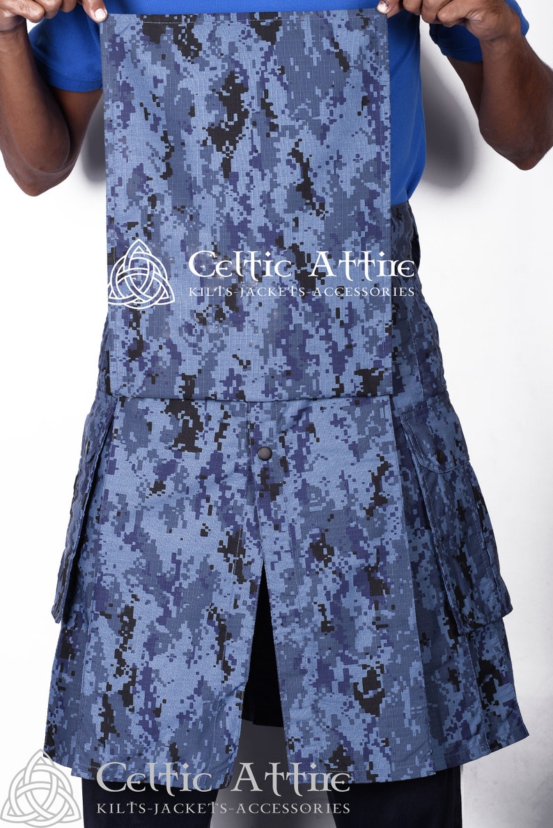 K&ouml;nnte beinhalten: Ein blauer und schwarzer Tarnkilt mit einem schwarzen Knopf und zwei Taschen an den Seiten. Der Kilt tr&auml;gt den Text "Celtic Attire Kilts-Jackets-Accessories".