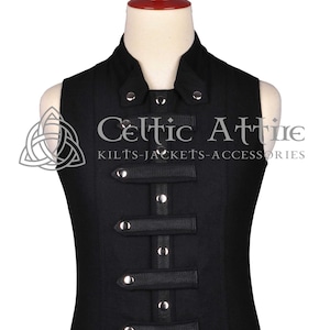 Pode incluir: Colete preto sem mangas com gola e várias correias e botões prateados. O colete tem um logotipo Celtic Attire com o texto "Kilts-Jackets-Accessories".