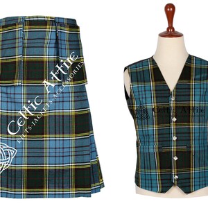 Könnte beinhalten: Ein Faltenkilt und eine passende Weste mit einem blauen, grünen, schwarzen und gelben Schottenkaro-Muster. Der Kilt hat eine gefranste Kante an einer Seite. Beide Artikel zeigen den Text Celtic Attie und ein Triquetra-Symbol als Wasserzeichen.