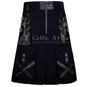 Schwarzer Baumwoll Kilt Gothic Thron mit Lederriemen und Patch Work - Maßgeschneiderter Cyber Punk Gen Z Kilt