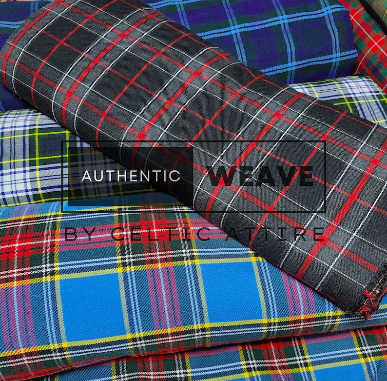 K&ouml;nnte beinhalten: Eine Auswahl an Tartan-Stoffrollen in verschiedenen Farben, darunter Schwarz, Rot, Blau und Gr&uuml;n. Der Stoff weist ein klassisches Karomuster auf. Das Bild enth&auml;lt den Text "AUTHENTIC WEAVE BY CELTIC ATTIRE".