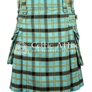 Puede incluir: Un kilt de tart&aacute;n azul, amarillo y negro con bolsillos cargo y el logotipo de Celtic Attire.