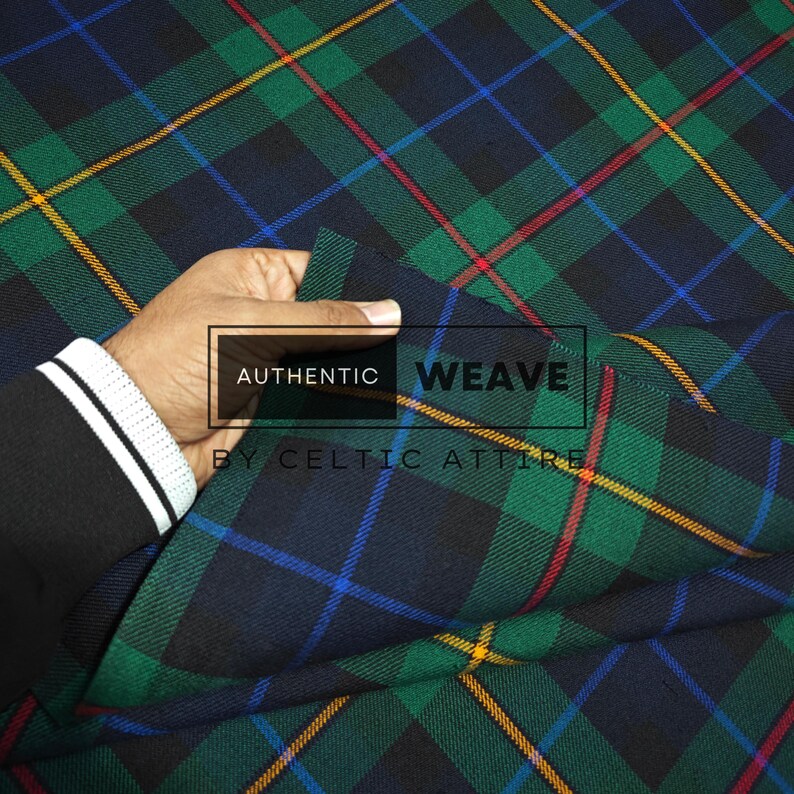 K&ouml;nnte beinhalten: Nahaufnahme eines gr&uuml;n, blau und gelb karierten Stoffes. Der Stoff wird von einer Person gehalten. Der Text "AUTHENTIC WEAVE BY CELTIC ATTIRE" ist auf dem Stoff &uuml;berlagert.