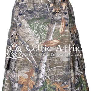 K&ouml;nnte beinhalten: Ein Tarnkilt mit einem braunen, gr&uuml;nen und wei&szlig;en Muster. Der Kilt hat ein keltisches Knotendesign und den Text "Celtic Attire Kilts - Jackets - Accessories".