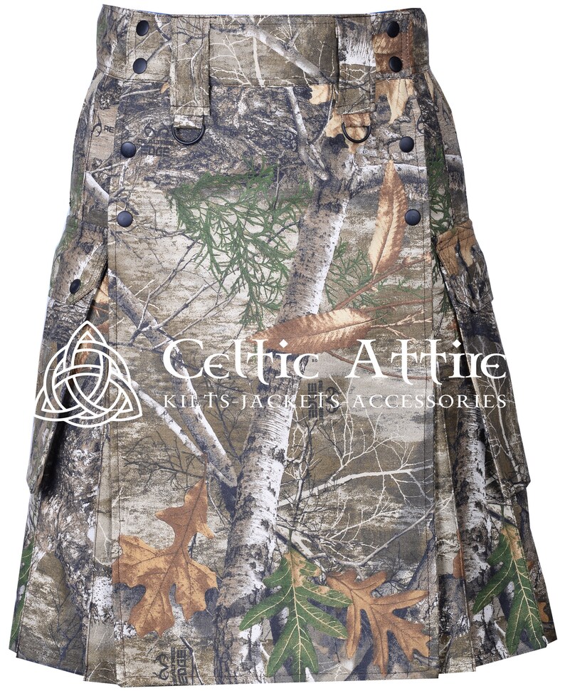 K&ouml;nnte beinhalten: Ein Tarnkilt mit einem braunen, gr&uuml;nen und wei&szlig;en Muster. Der Kilt hat ein keltisches Knotendesign und den Text "Celtic Attire Kilts - Jackets - Accessories".