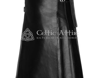 Könnte beinhalten: Schwarzer Lederkilt mit Falten und einem Schnallenverschluss. Der Kilt hat eine Tasche an der Seite und der Text "Celtic Attire Kilts Jackets Accessories" ist auf der Vorderseite aufgedruckt.