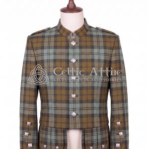Puede incluir: Una chaqueta tipo jubón con un patrón de cuadros en marrón y verde salvia y cuello mao. La prenda incluye botones de metal plateado a lo largo del cierre frontal, los puños y los dos paneles delanteros redondeados. El texto Celtic Attire es visible.