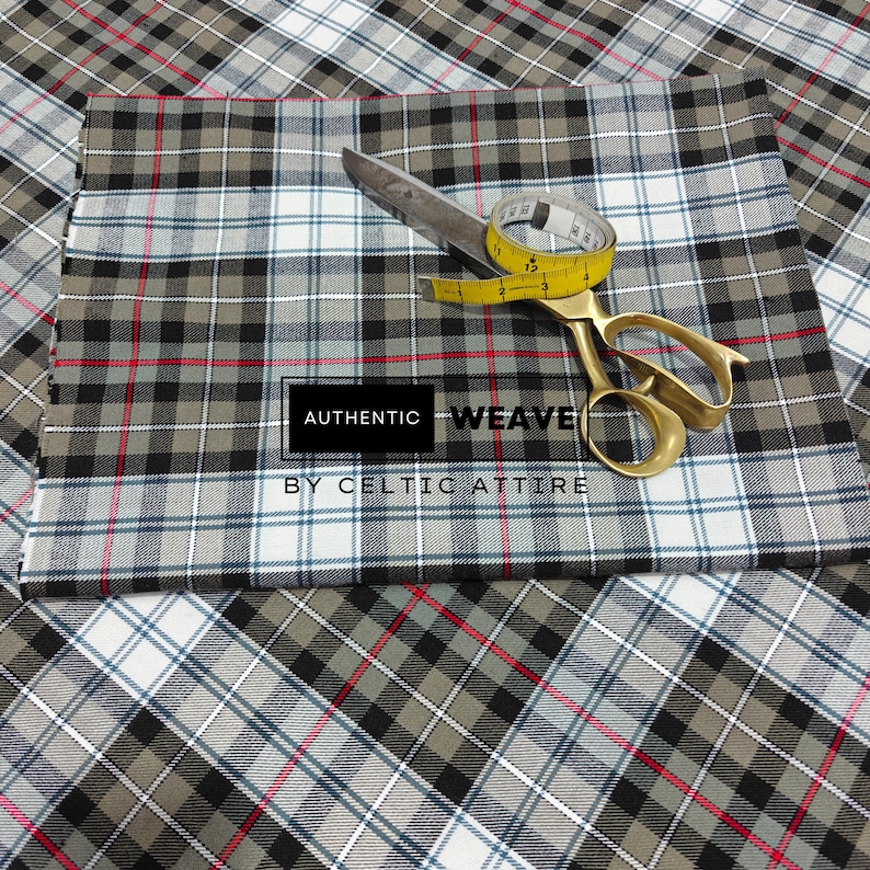 K&ouml;nnte beinhalten: Karomuster Stoff in Grau, Schwarz, Wei&szlig; und Rot, mit einer goldenen Schere und einem gelben Ma&szlig;band. Der Text "AUTHENTIC WEAVE BY CELTIC ATTIRE" ist zu sehen. Geeignet f&uuml;r N&auml;hprojekte.