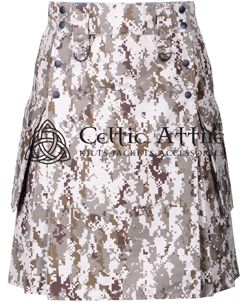 K&ouml;nnte beinhalten: Ein Tarnkilt mit einem wei&szlig;en, braunen und beigefarbenen Muster. Der Kilt hat ein keltisches Knotendesign und den Text "Celtic Attire Kilts Jackets Accessories" auf der Vorderseite.