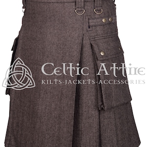 Könnte beinhalten: Ein brauner Utility-Kilt mit Fischgrätenmuster, mit mehreren Taschen und einem Schnallenverschluss. Der Kilt hat ein keltisches Knotendesign und den Text "Celtic Attire Kilts-Jackets-Accessories".