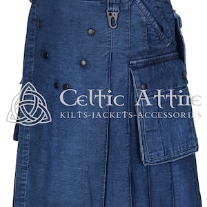 Pode incluir: Um kilt de ganga azul com um grande bolso de carga no lado direito. O kilt tem pregas e um fecho de fivela na cintura.
