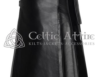 Könnte beinhalten: Schwarzer Lederkilt mit Falten und einem Schnallenverschluss. Der Kilt hat eine Tasche an der Seite und der Text "Celtic Attire Kilts-Jackets-Accessories" ist unten aufgedruckt.