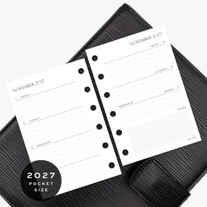以下が含まれることがあります： 6つの穴が開けられた2027年11月の白いプランナーリフィル2枚。月曜日から日曜日までの罫線付きセクションがあり、November 2027、Daylight Saving end、Notesという文字が黒いインクで印刷されています。