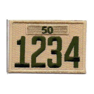 Könnte beinhalten: Ein rechteckiger Aufnäher mit gesticktem Text. Der Aufnäher hat einen beigefarbenen Hintergrund mit einem rechteckigen Abschnitt oben, der "50" lautet. Darunter steht auf dem Aufnäher "1234" in dunkelgrüner Schrift. Der Aufnäher hat einen gestickten Rand.