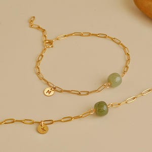 Grünes Jade Initial Armband: Personalisierter 14K Vergoldeter Edelstein Schmuck
