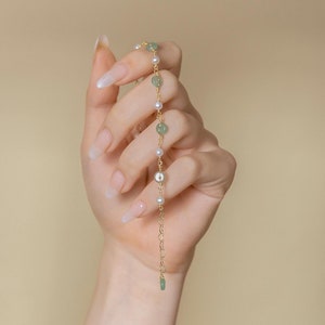 Pulseira de contas delicada com letras personalizadas, corrente de pérolas de água doce com pedra verde dourada da sorte, pulseira empilhável, presentes de aniversário para mãe ou amante