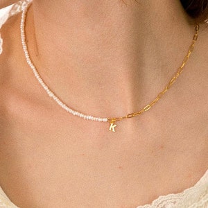Gargantilla de perlas personalizada DIY con nombre, cadena de perlas de agua dulce naturales de oro de 18 quilates, colgante de letra a juego personalizado