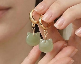 Oorbellen met kattenmotief: Natuurlijke jade hanger, 14-karaats gouden oorringen, jadeiet sieraden, cadeau voor kattenliefhebbers, ideaal voor moeders