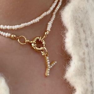 Collana girocollo di perle personalizzata fai-da-te Nome Collana di perle d'acqua dolce naturale in oro 18 carati Ciondolo con lettera abbinata personalizzata immagine 8