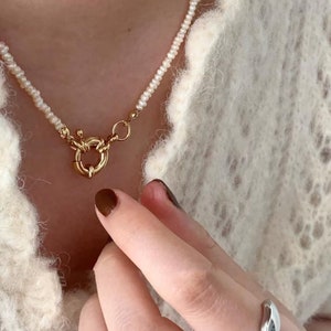 Collana girocollo di perle personalizzata fai-da-te Nome Collana di perle d'acqua dolce naturale in oro 18 carati Ciondolo con lettera abbinata personalizzata immagine 9