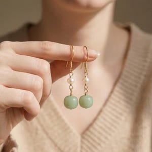 Petites boucles d'oreilles pendantes en jade naturel et perles : gouttes de pierres précieuses vertes, argent sterling, bijoux de guérison minimalistes