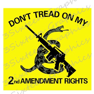 Op de afbeelding: Een geel vierkant met een zwarte slang die om een zwart geweer is gewikkeld. De kop van de slang is naar de rechterkant van de afbeelding gericht. De tekst "DON'T TREAD ON MY" staat boven de slang en het geweer. De tekst "2nd AMENDMENT RIGHTS" staat onder de slang en het geweer.