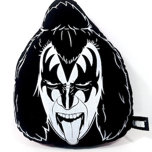 Può includere: Cuscino decorativo in bianco e nero con la grafica del volto di una rock star con trucco bianco, lunghi capelli neri e lingua di fuori. Il cuscino ha un'etichetta laterale.