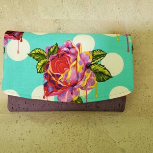 Bemalter Rosen Portemonnaie, Kork Portemonnaie, Tula Pink Portemonnaie, Kork Leder Portemonnaie, vegane Geldbörse, dreifaltige Geldbörse, helle Rosen Geldbörse, Geschenk für Mama