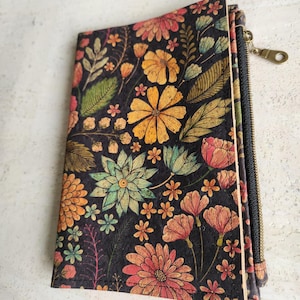 insert portefeuille en liège pour carnet de voyage, accessoires végétaliens, cadeau soeur, insert portefeuille journal floral noir, portfolio