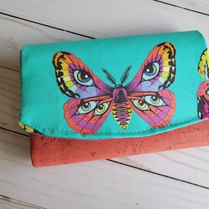 Billetera Tula Pink Moth, billetera de corcho, billetera Tula Pink, billetera de cuero de corcho, billetera vegana, billetera tríptica, billetera moth, regalo para mamá, vegana