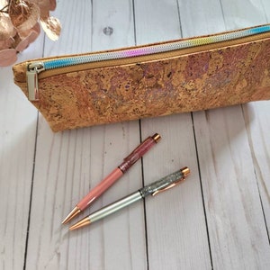 estuche de lápiz de corcho arco iris, estuche de lápiz de corcho, accesorio de diario, bolsa de cuero vegano, estuche de lápiz vegano, regreso a clases, regalo para hija