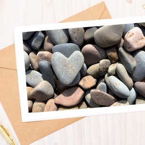Cartão 5x7 - Heart Rock Love in Nature - Pebble Art
