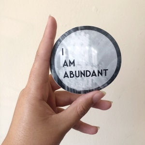 I AM ABUNDANT (7 cm runder Affirmationsaufkleber)