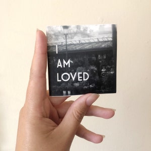 I AM LOVED (quadratischer 3-Zoll Affirmationsaufkleber)