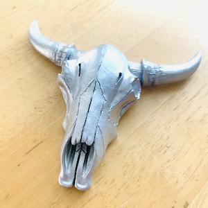 Cráneo de vaca plateado pequeño, adorno para tarta, montaje en pared, decoración rústica para el hogar, accesorios para coronas, arte de pared de galería, decoración de pared en miniatura