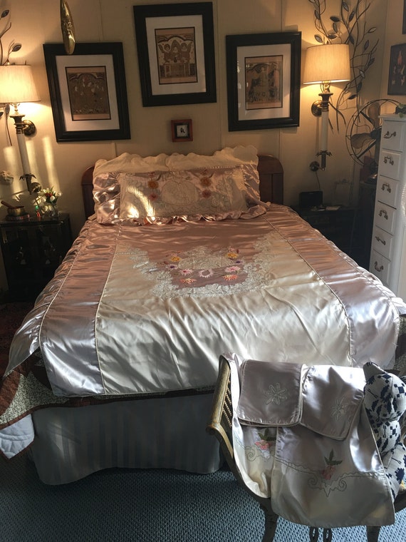 Sale Vintage Art Deco 1930s Champagne Silver Liquid Satin Chenille Embroidery Full Twin Boudoir Bed Set 8 Pcs Bed Spread Dresser Scarves