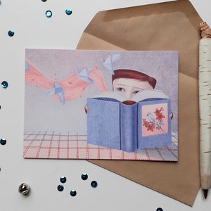postkaart met illustratie van een lezend kind, met envelop, ode aan verbeelding, origami vogel kaart, dromen, boeken lezer print